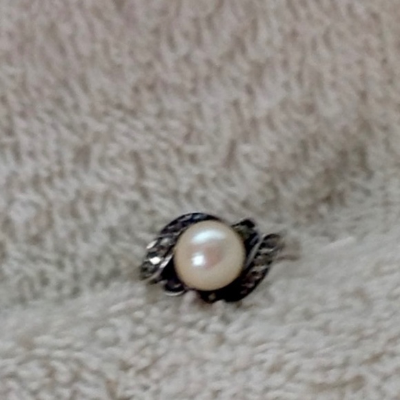 Sterling Silver pearl ring - Picture 2 of 3